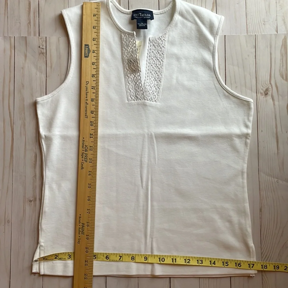 NWT Size Medium Ann Taylor Factory White Tank with Knit V-Neck and Side Slit - Picture 4 of 5